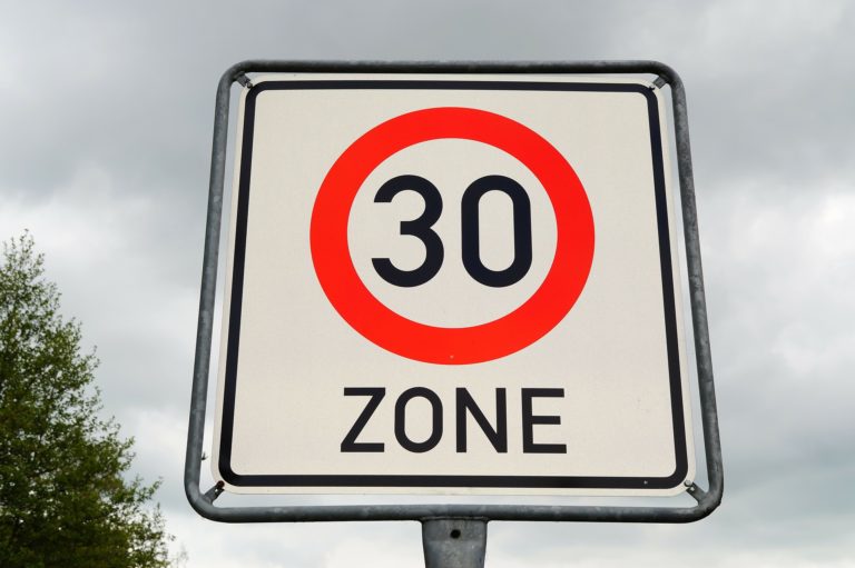 Verkehrsberuhigung in Wohngebiet durch 30er Zonen abgelehnt